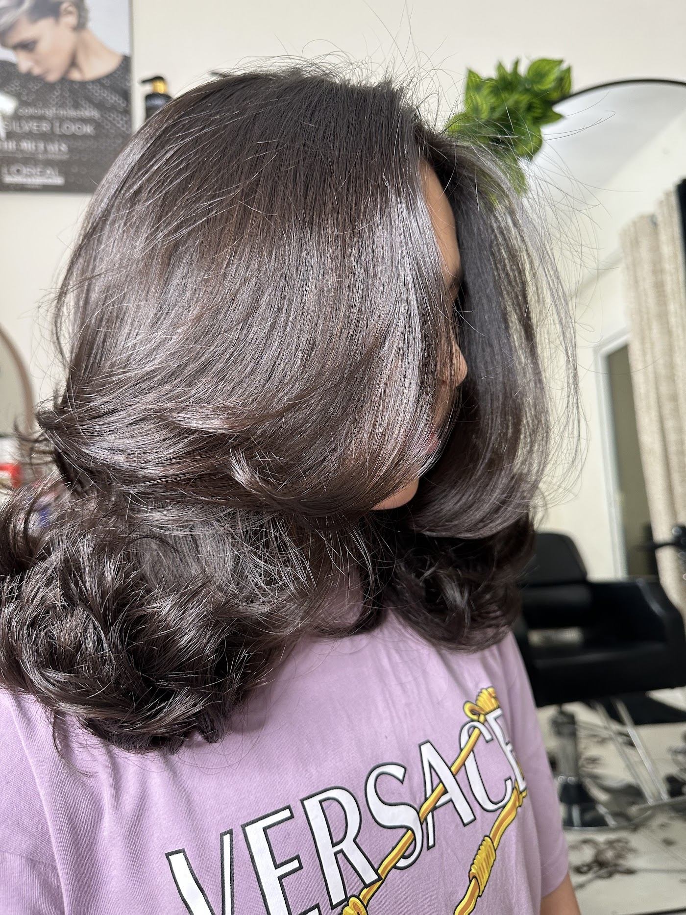 Glossy voluminous blow-dry finished in the studio
